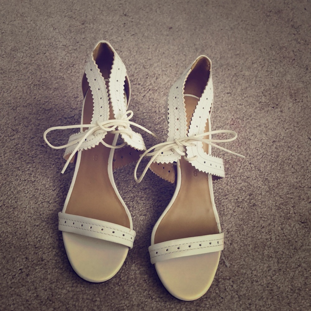Size 8 creamy white heels